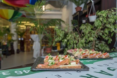 Festlich angerichtetes Buffet mit tropischer Pflanzendekoration